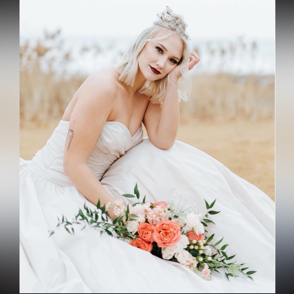 Ivory Sweetheart BallGown Wedding Dres
Ruched Bodice
Tulle Skirt Modern Romantic